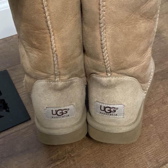 Womens Classic Short Cream Uggs - Picture 2 of 4